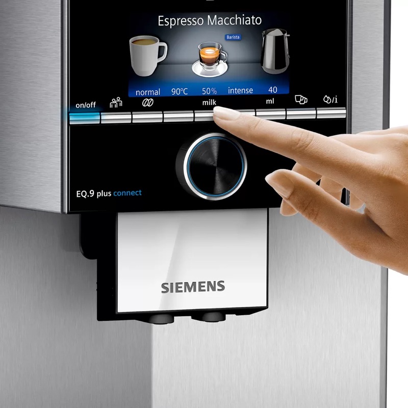 Siemens EQ9 finger på dess meny