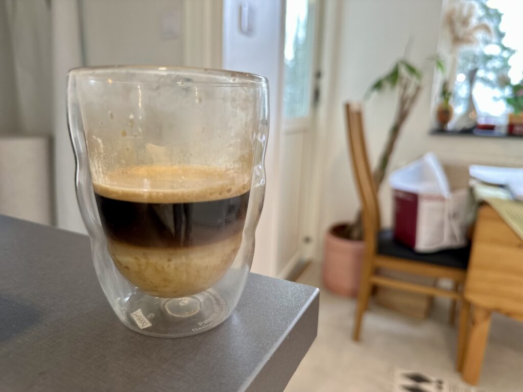 Glas med Café Bombón
